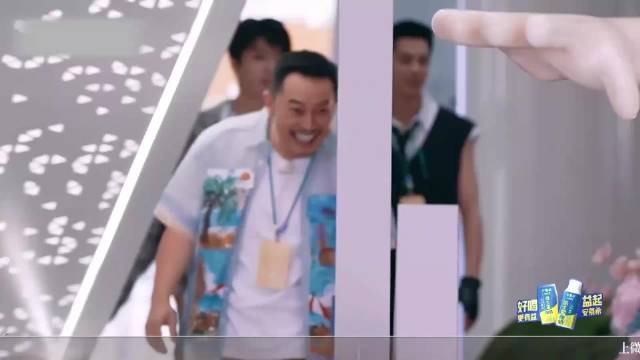 范丞丞赢了黄金，下秒转头跟白鹿炫耀，这眼神真的不清白丨奔跑吧