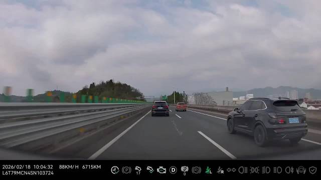 网友称四个月新车遭追尾，宝马车主称前车急刹致三连撞