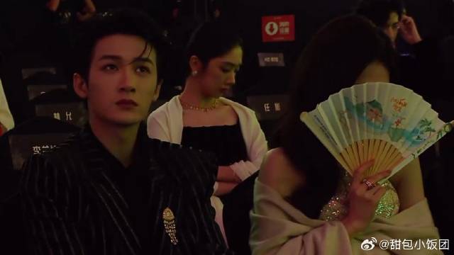 张凌赫台上领奖！白鹿捂着扇子憋笑不敢看，旧情复燃？丨星光大赏