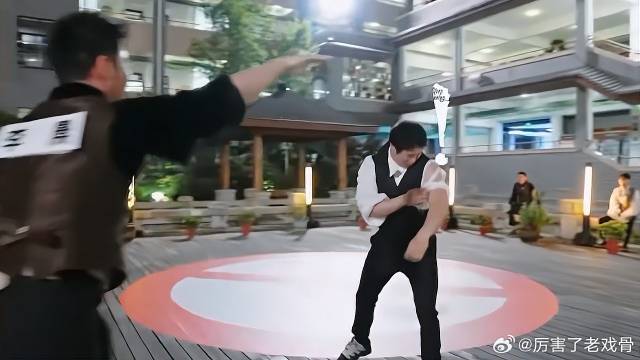 太凶残了，李晨烧饼撕名牌，衣服都扯烂了！