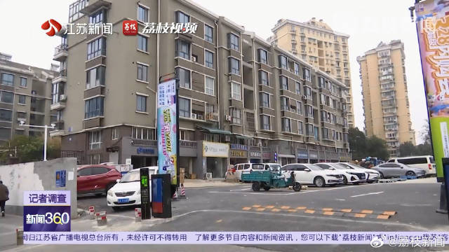 门面房前空地建停车场遭商户质疑 商户门前缴费多年空地被改停车场