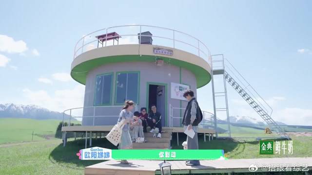 欧阳娣娣送帆布袋，周翊然直接用来装小狗，简直萌翻了