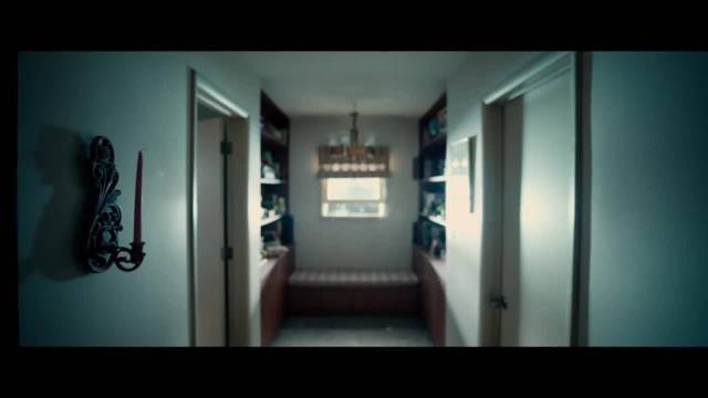 安妮·海瑟薇新片《逃出绝命街》预告发布，8月14日北美上映