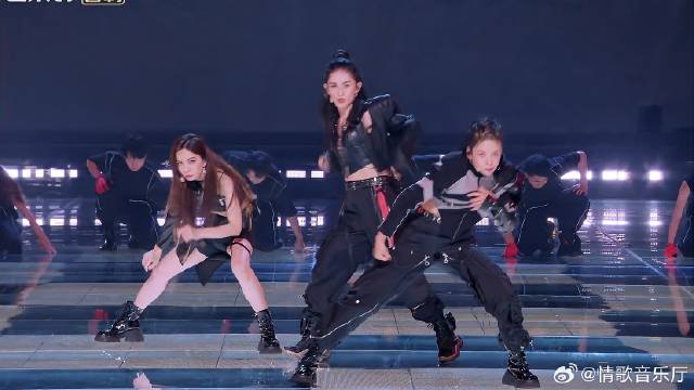 谢娜陈嘉桦刘逸云队长秀《将军》，飒气狂飙，展现女性不一样的魅力！