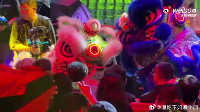 周深逗趣舞狮秒变乖巧，阅文盛典现治愈瞬间