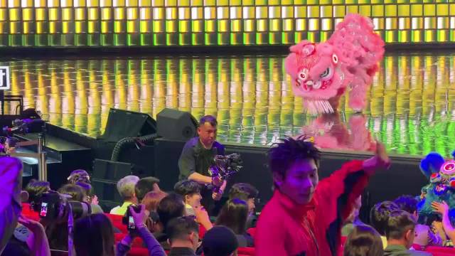 周深这么可爱，当然谁都想逗一逗啦，周深就是个可爱宝宝，期待周深也舞个狮