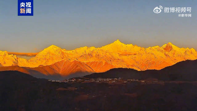 见者好运！梅里雪山与朝霞同框绝美又震撼