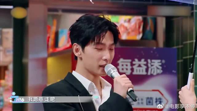 杨洋为王楚然撑伞，杨迪却在后面扮演王迅，老秦笑疯