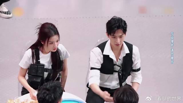 王楚然泼水泼了个空气，急得大勋大喊你泼呀，太逗了