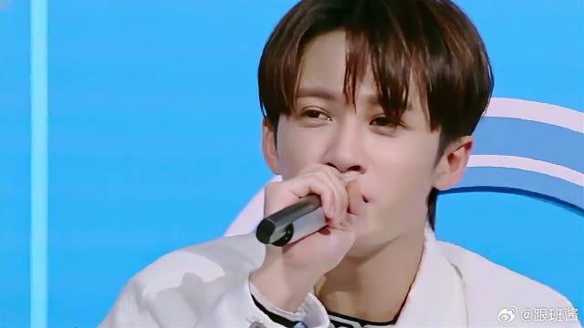 檀健次不愧资深歌迷，清唱《寓言》都这么好听，厉害