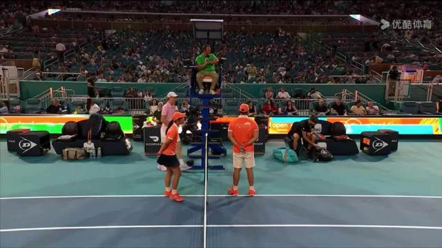 兹维列夫两度被警告发球超时，与主裁争执引观众嘘声