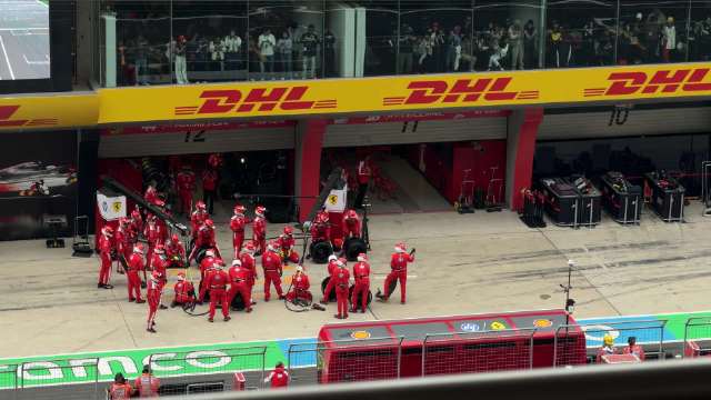 梅奔和法拉利同时double stack，差一点点Hamilton就比拉塞尔先出去