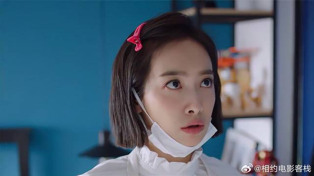 小伙与大龄美女谈恋爱，哪想朋友突然到来，尴尬了