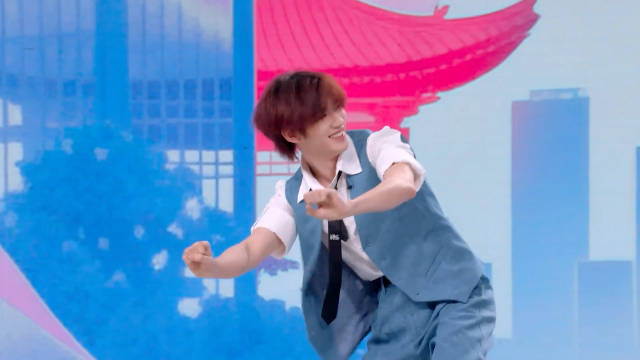 丁程鑫摩托摇舞蹈活力十足亮相你好星期六