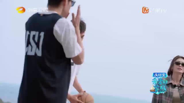 王鹤棣趣味篮球赛耍赖智取，不按套路出牌