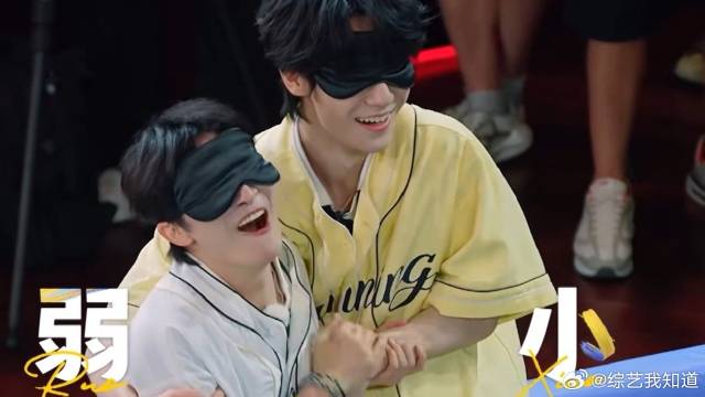 李晨撕名牌太猛，张真源周深联手都败了，这就是老将