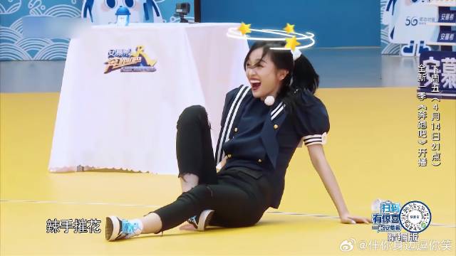 道具师太狠了，轮着大球往身上猛砸，看把女生砸成啥样了！