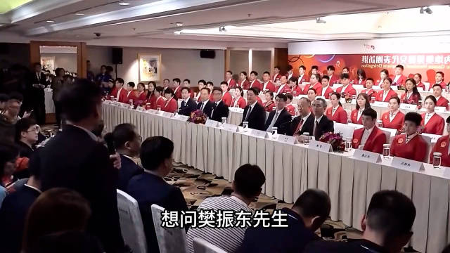 樊振东巴黎奥运会后访港，央视记者访问东哥，太逗了“小胖看起来也没这么胖”