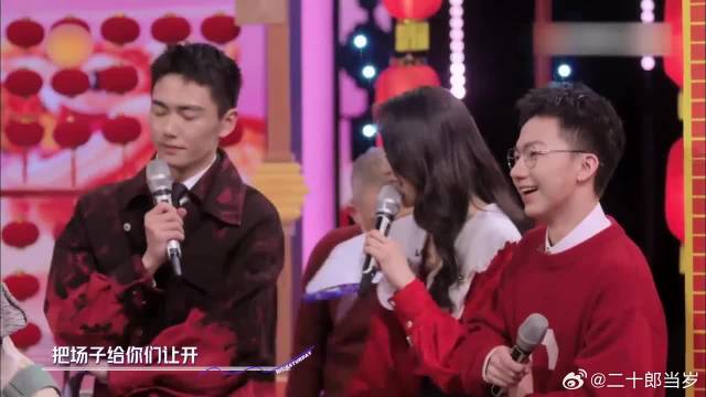 空乘专业男同学上来就秀一字马，看呆何炅林一，厉害