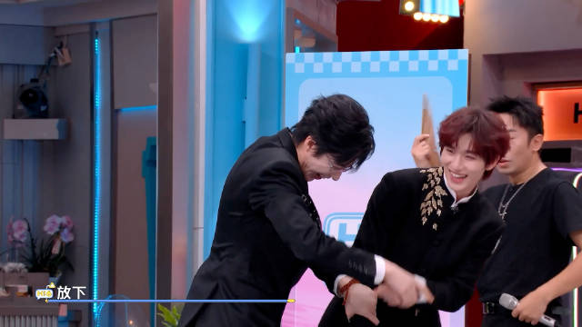 丁程鑫调皮整蛊宇宁哥，一秒被制服笑翻全场