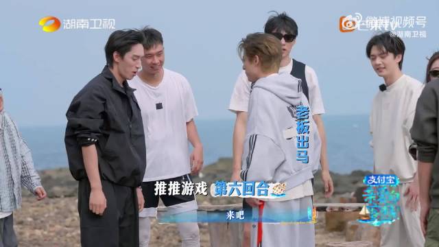 王鹤棣在客栈里的各种表现，真的印证了好六的游戏没白玩，反应又快又机灵