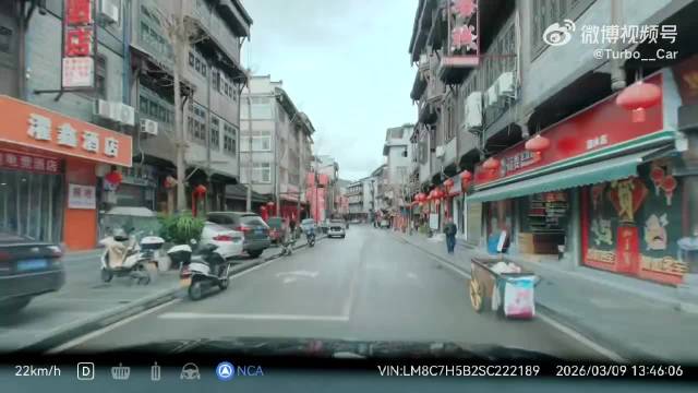 鸿蒙智行智驾撞幼童引争议，客服称非车辆问题