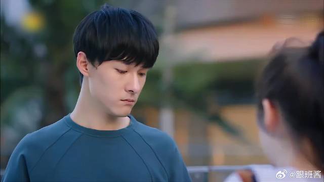 蔡敏敏打工赚钱，把钱折心送贺灿阳