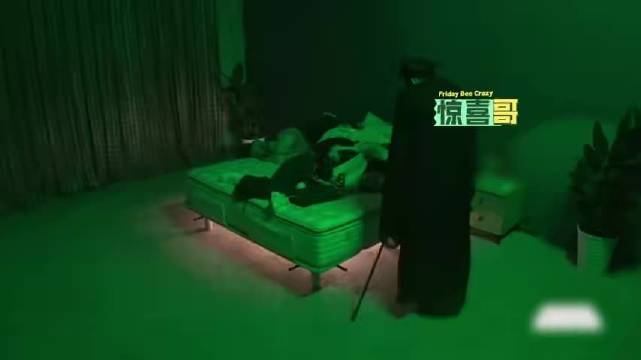 周冬雨密室表现镇定，队友称鬼见她也低头