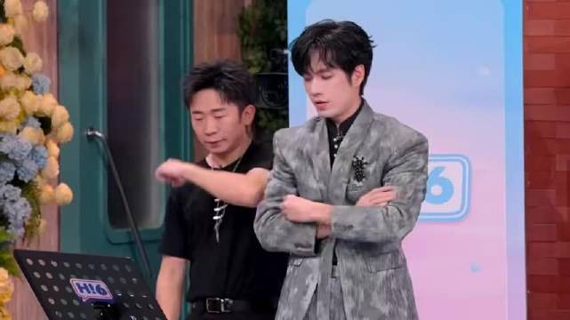 张颜齐杨迪同台跳舞默契十足