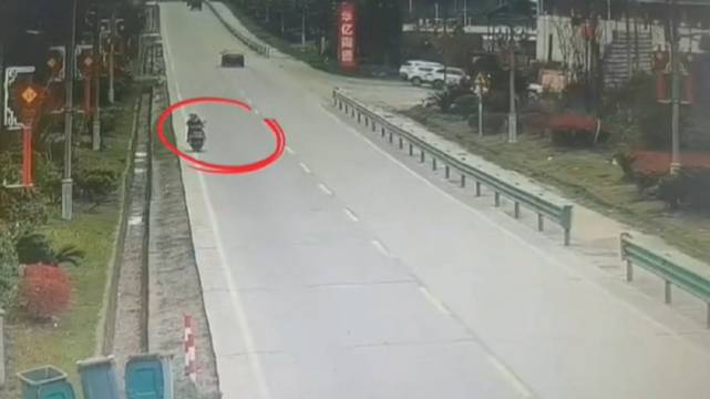 两口子骑车拌嘴吵架，“自杀式”撞上大货车差点闯下大祸