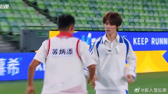 张真源使用技能和苏炳添重现 没想到真源的撕名牌是沙溢哥教的，战局非常紧张