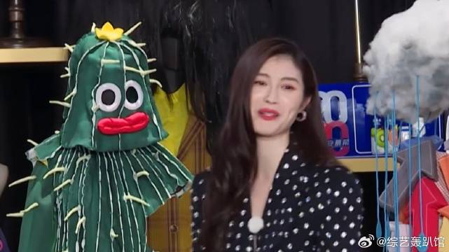 何穗不愧是维密超模 这么丑衣服都能驾驭，baby太羡慕！