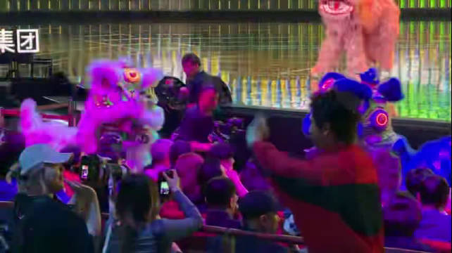 周深亮相阅文IP盛典与软萌虎狮互动