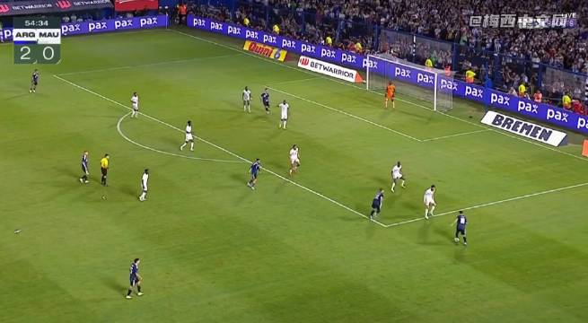 梅西和队友配合，射门被对方挡出底线！