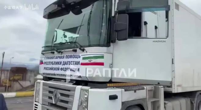 突发新闻一支由七辆卡车组成的车队载有