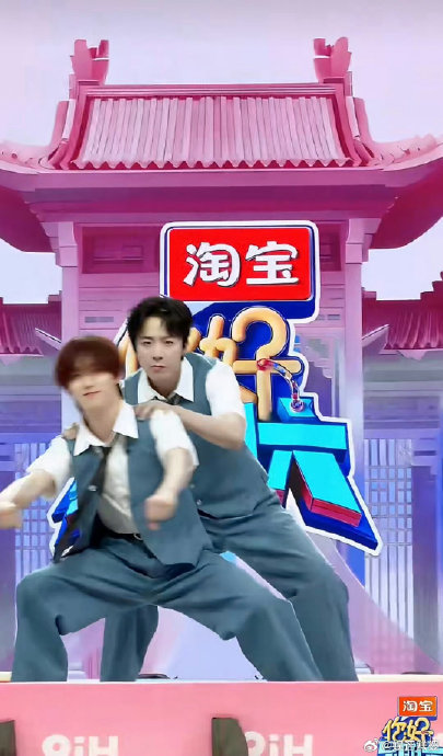 观众对刘宇宁丁程鑫的“摩托摇”舞台最大的评价是什么？