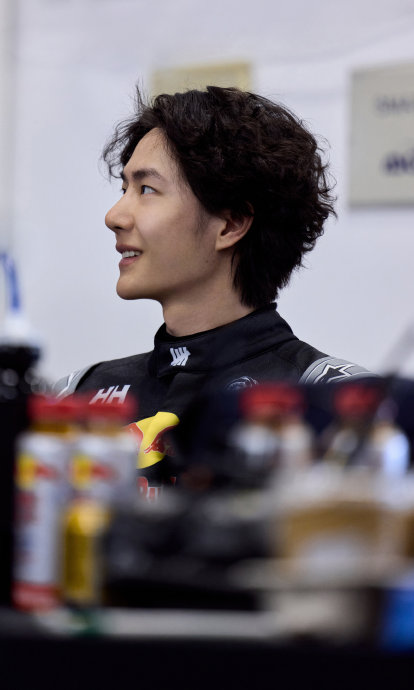 王一博破风逐影开启新赛季，红牛涂装赛车与酷飒造型引爆期待