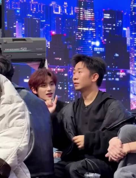 依赖摇是杨迪的舞蹈开关吧，BGM一响迪哥的身体就自动开启舞蹈模式了！