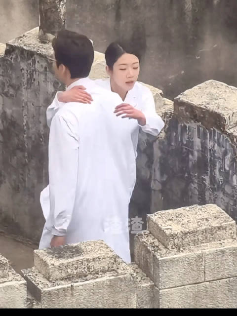 向涵之新剧角色引争议，骚扰陈伟霆钟楚曦情节引热议