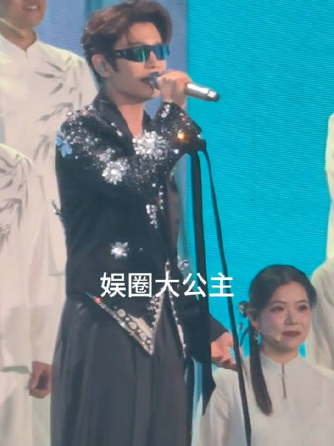 丁禹兮墨镜造型亮相QQ音乐巅峰之夜，献唱新白娘子传奇