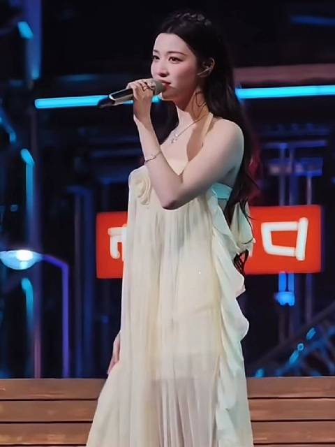 王楚然淡黄长裙跨年献唱《下一个天亮》与郭静同台