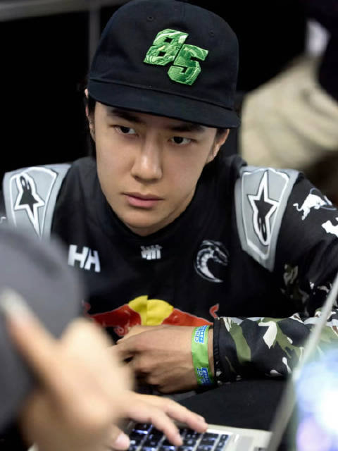 85号赛车手王一博正式亮相赛场