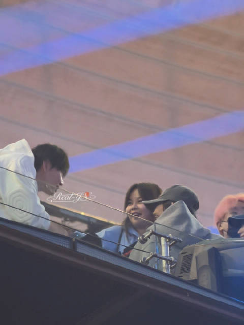 张杰谢娜女儿皮皮录节目被灯光遮挡