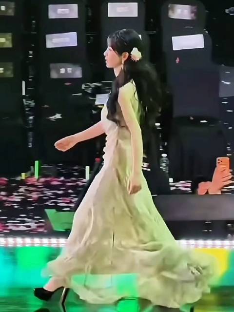 田曦薇浅绿长裙亮相星光大赏，优雅自信展蓬勃生命力