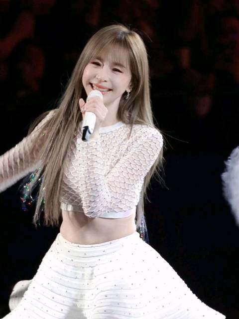 我也不想傻乐，可是她对着我笑