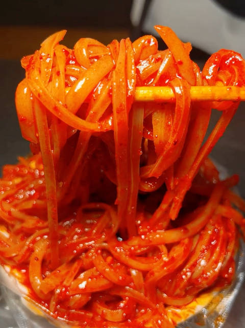 甘肃天水街头的捞捞火辣辣的豌豆凉粉