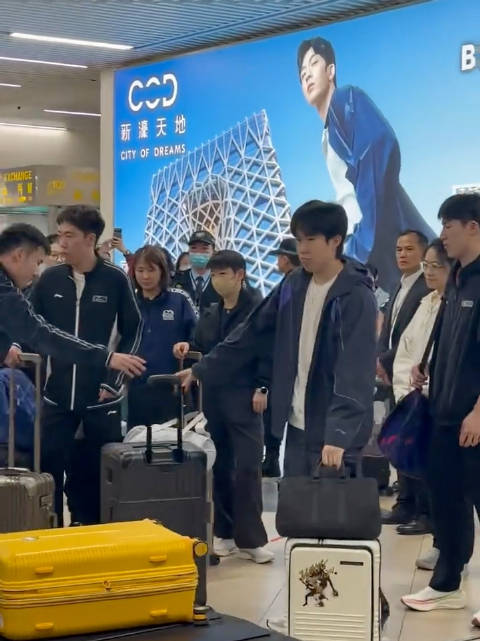 王楚钦你怎么不帮孙颖莎拿行李箱