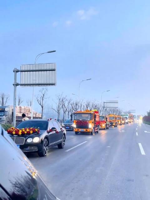 95后小伙用吸粪车做婚车迎娶新娘