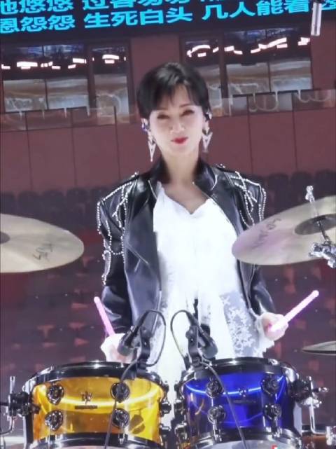 72岁赵雅芝穿皮衣打鼓献唱潇洒走一回