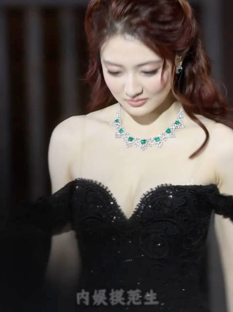 徐璐黑色长裙搭配绿色珠宝装扮登陆红毯
